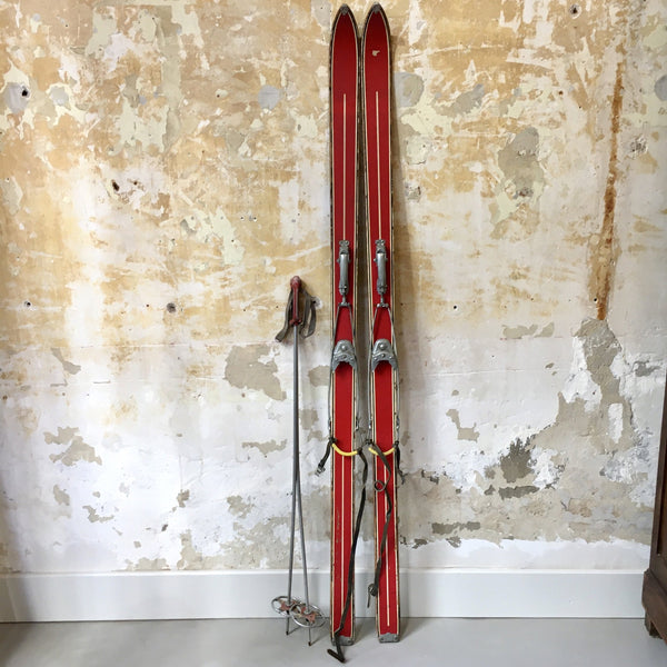 Ancienne paire de ski en bois rouge Tyrolia années 1950