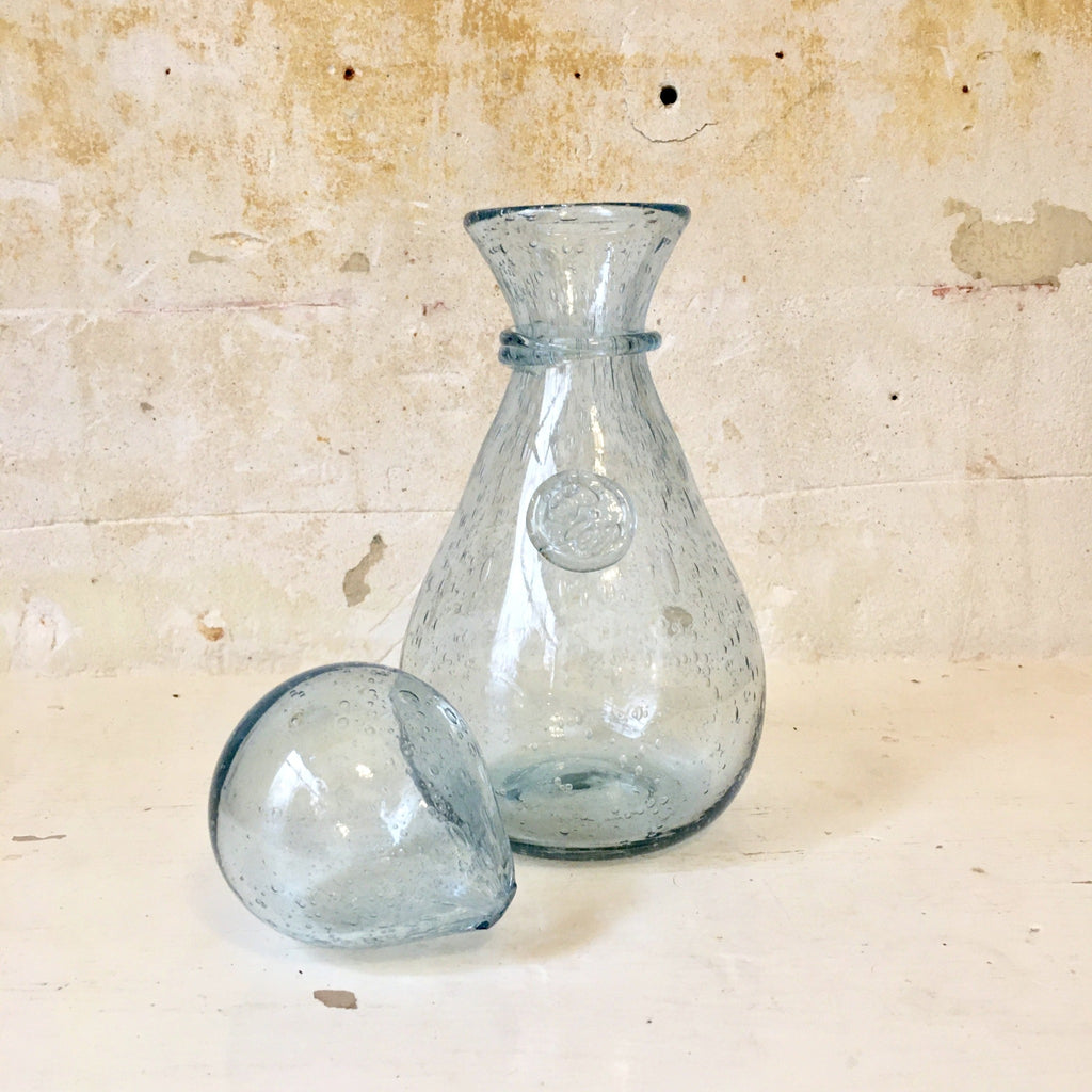 Carafe à vin de Biot en verre transparent bleuté
