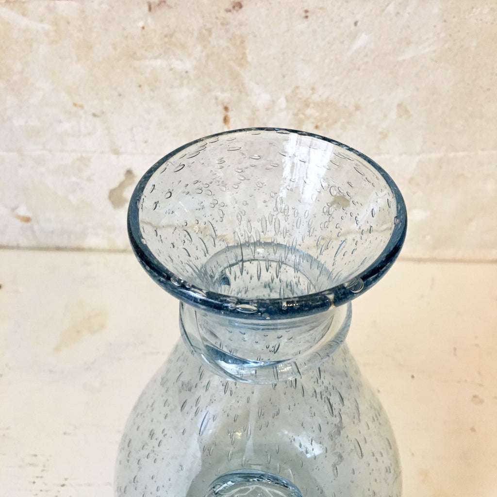 Carafe à vin de Biot en verre transparent bleuté