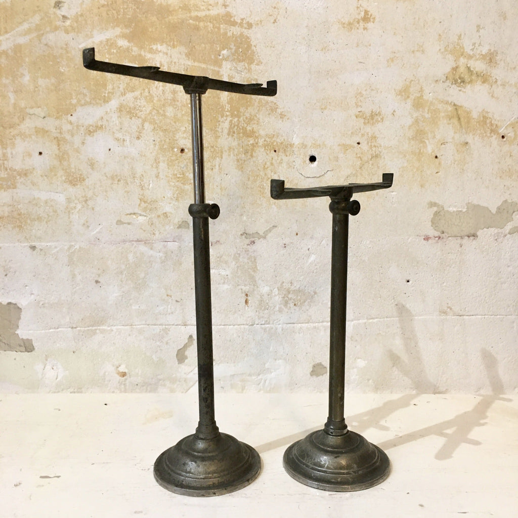 Paire de présentoirs en fonte pour vitrine de boutique fin XIXème début XXème