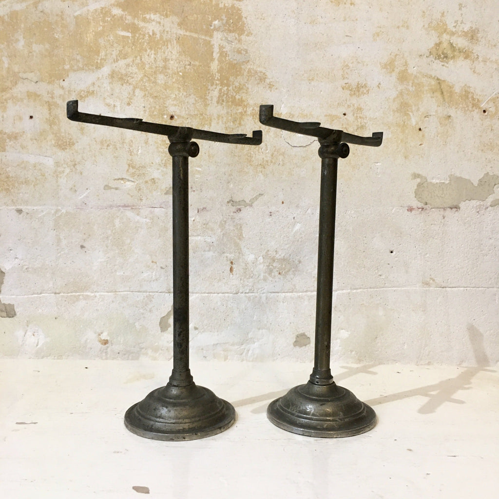 Paire de présentoirs en fonte pour vitrine de boutique fin XIXème début XXème