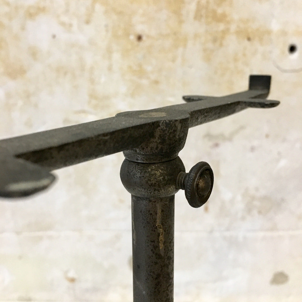 Paire de présentoirs en fonte pour vitrine de boutique fin XIXème début XXème