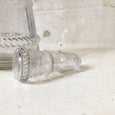 Carafon décoré avec bouchon en verre moulé