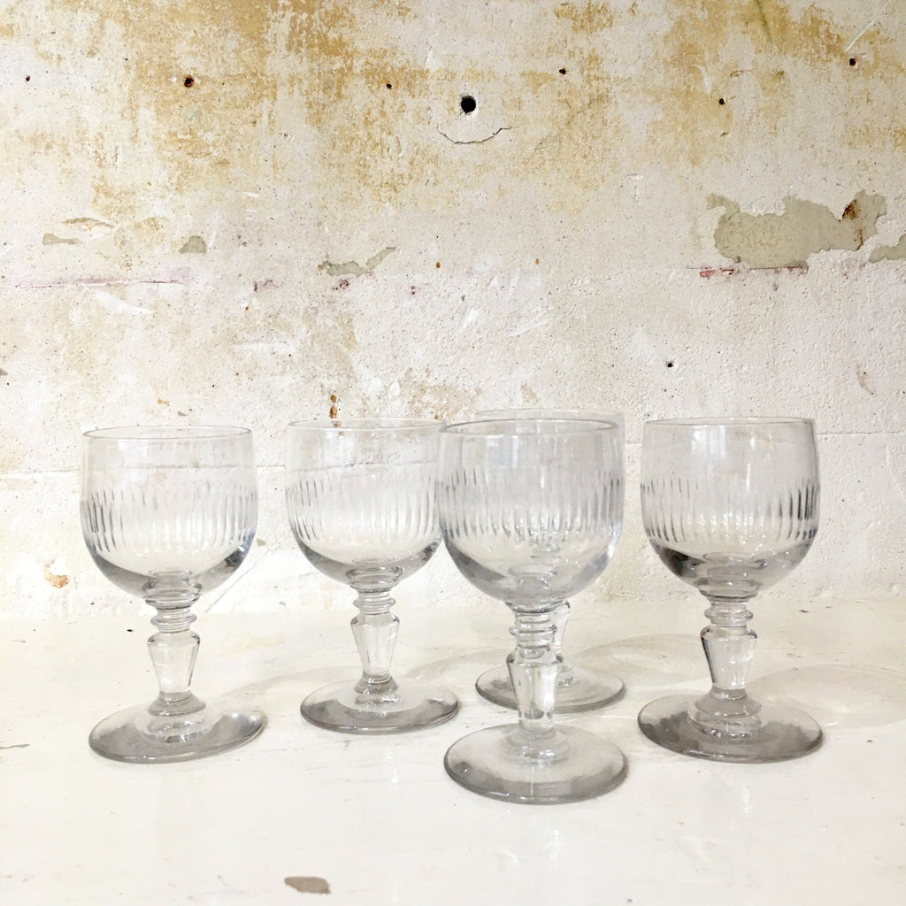 Petit verre ballon à pied demi côtes creusées