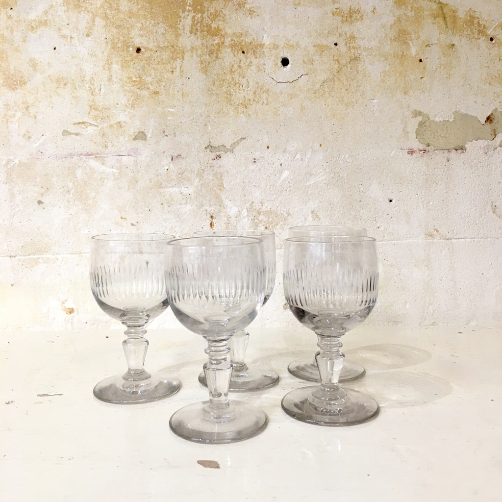 Petit verre ballon à pied demi côtes creusées