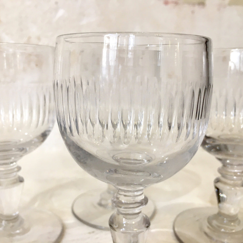 Petit verre ballon à pied demi côtes creusées