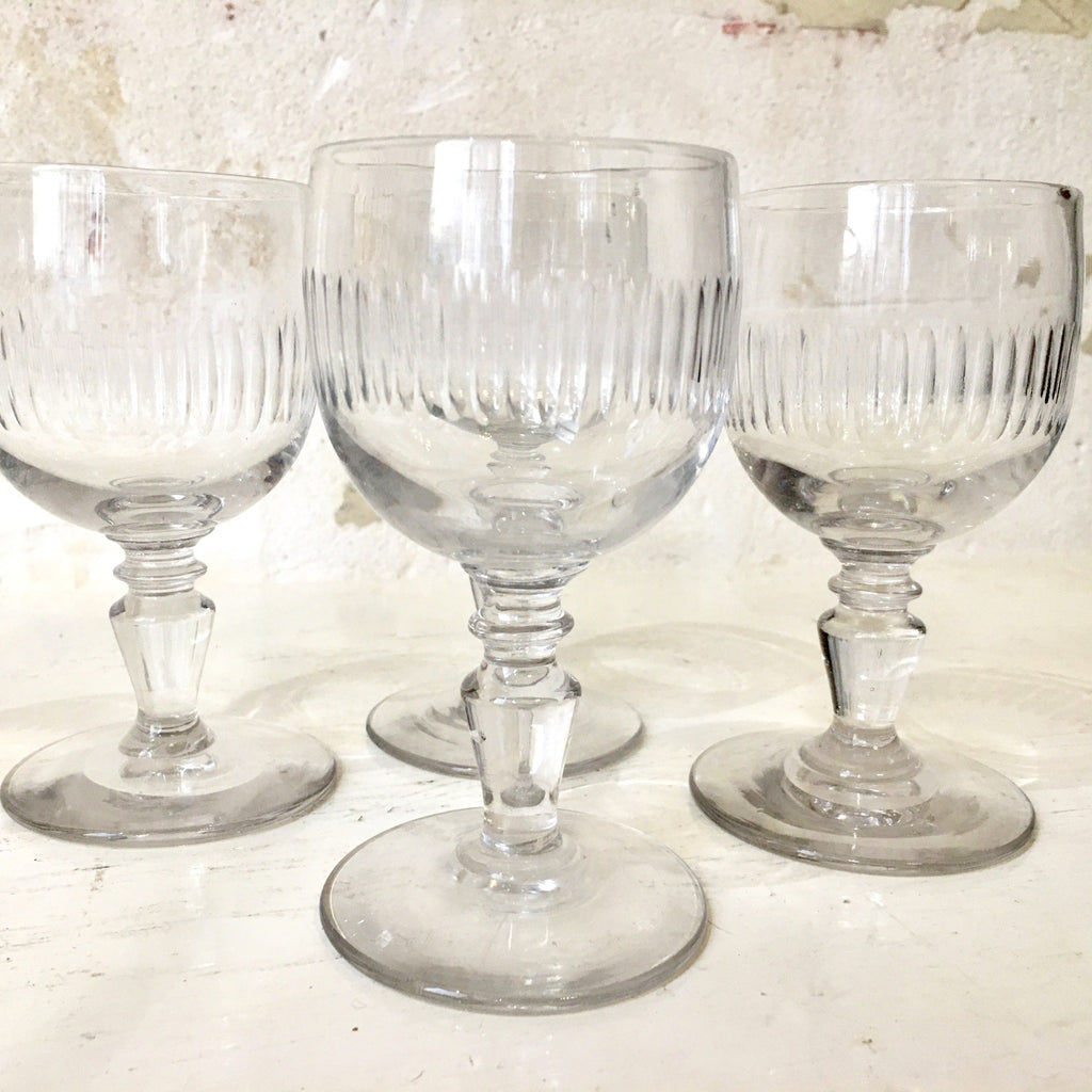 Petit verre ballon à pied demi côtes creusées