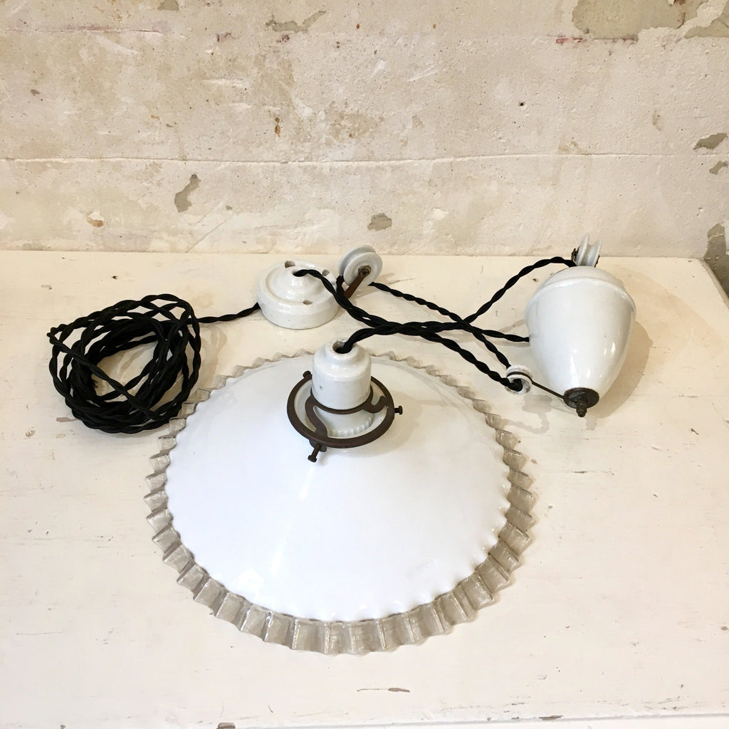 Monte-et-baisse en porcelaine blanche et abat-jour opaline