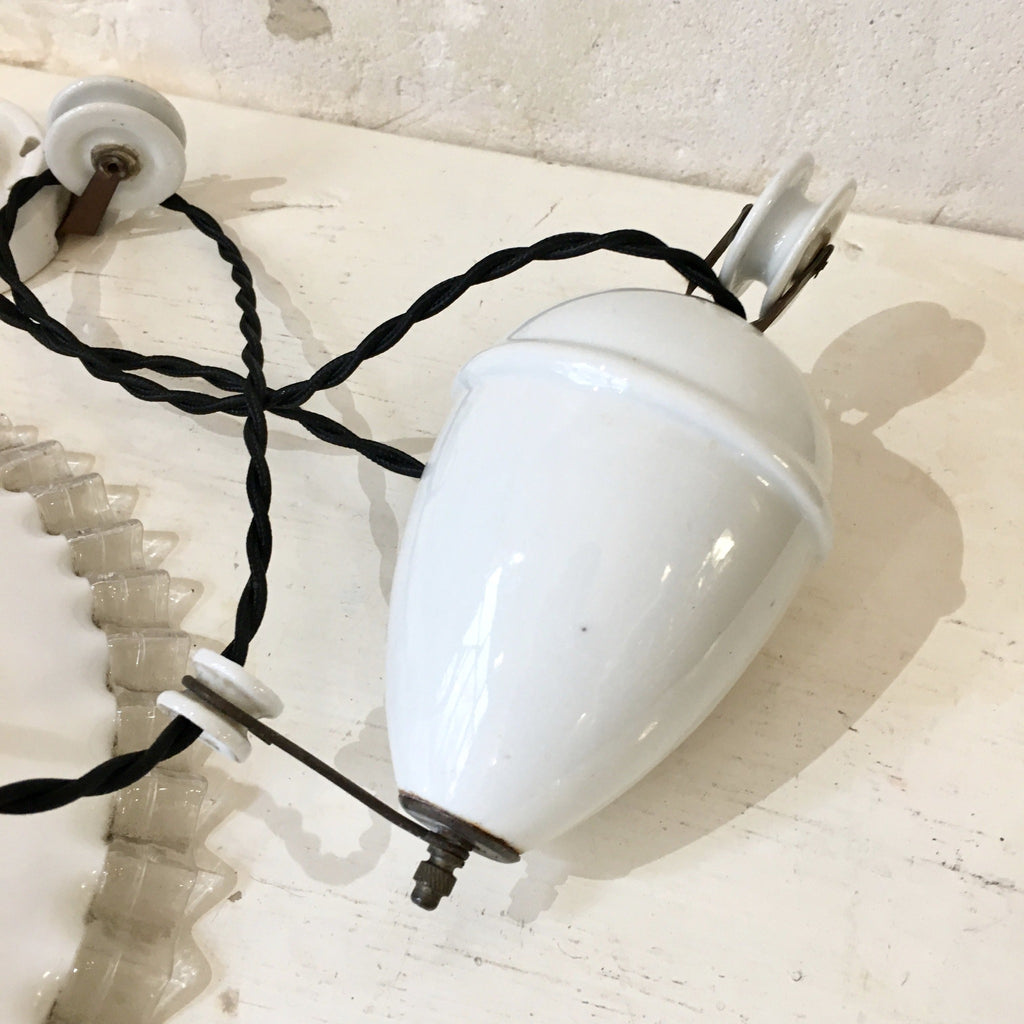 Monte-et-baisse en porcelaine blanche et abat-jour opaline