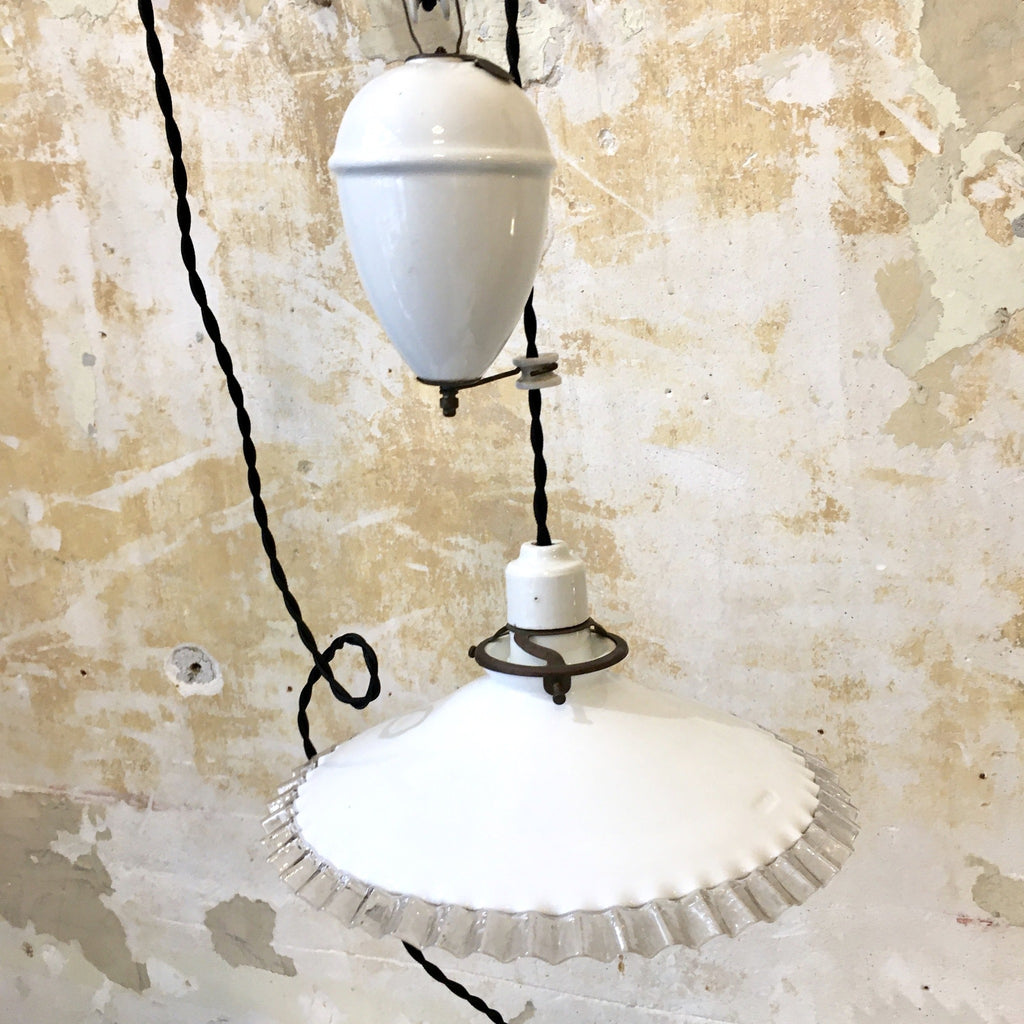 Monte et baisse suspension porcelaine et abat-jour opaline
