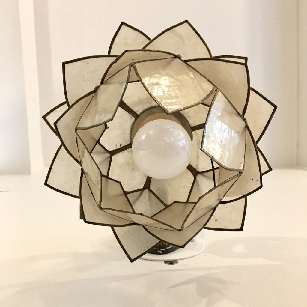 Applique en bronze et fleur de lotus en nacre