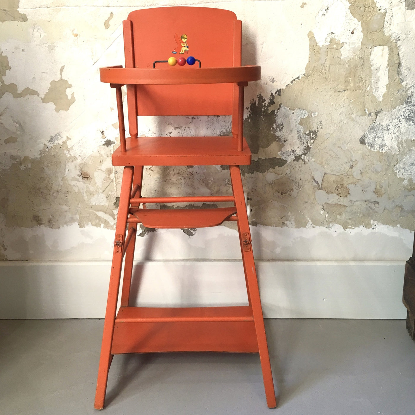 Chaise haute de poupée en bois peint orange