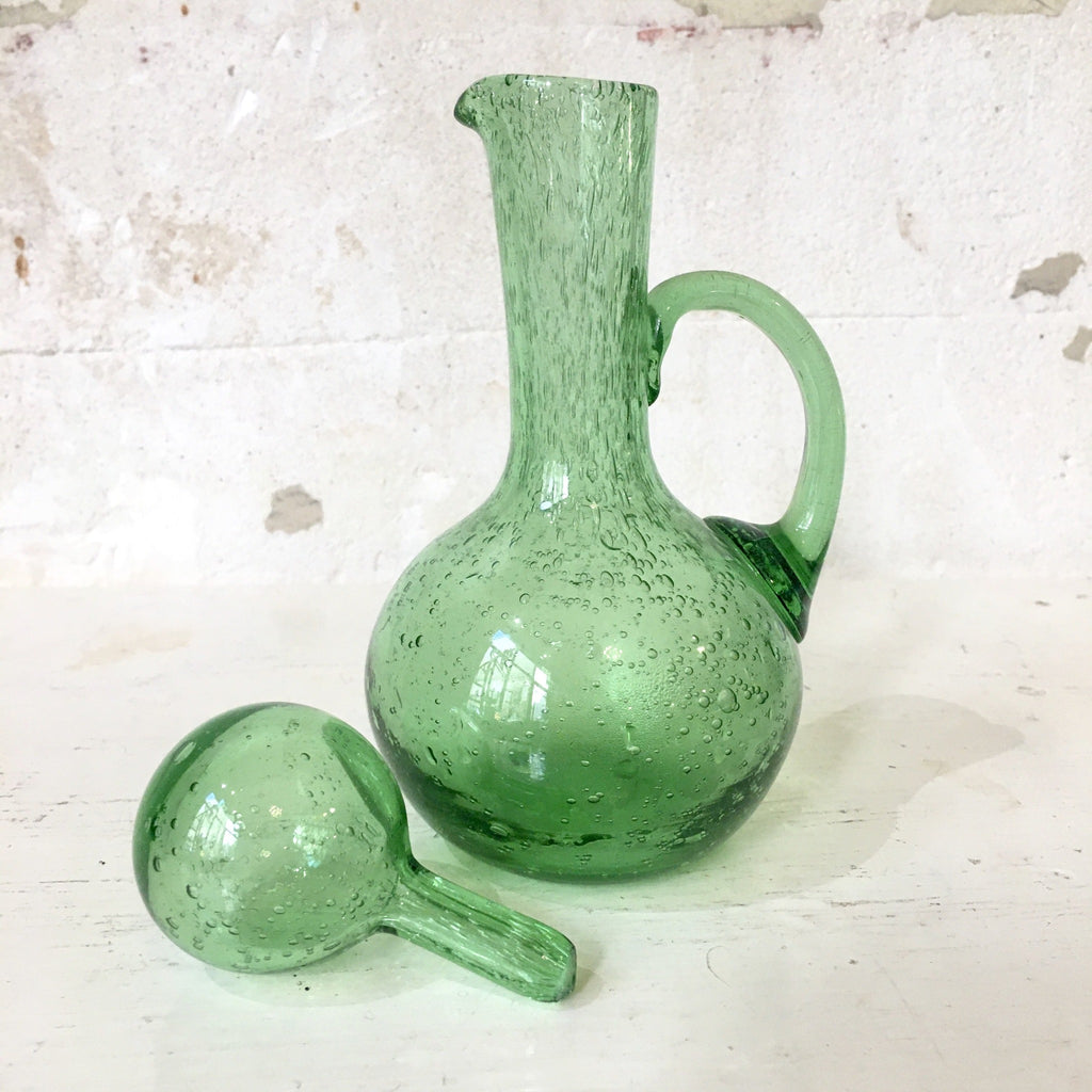 Huilier ou vinaigrier vert en verre de Biot