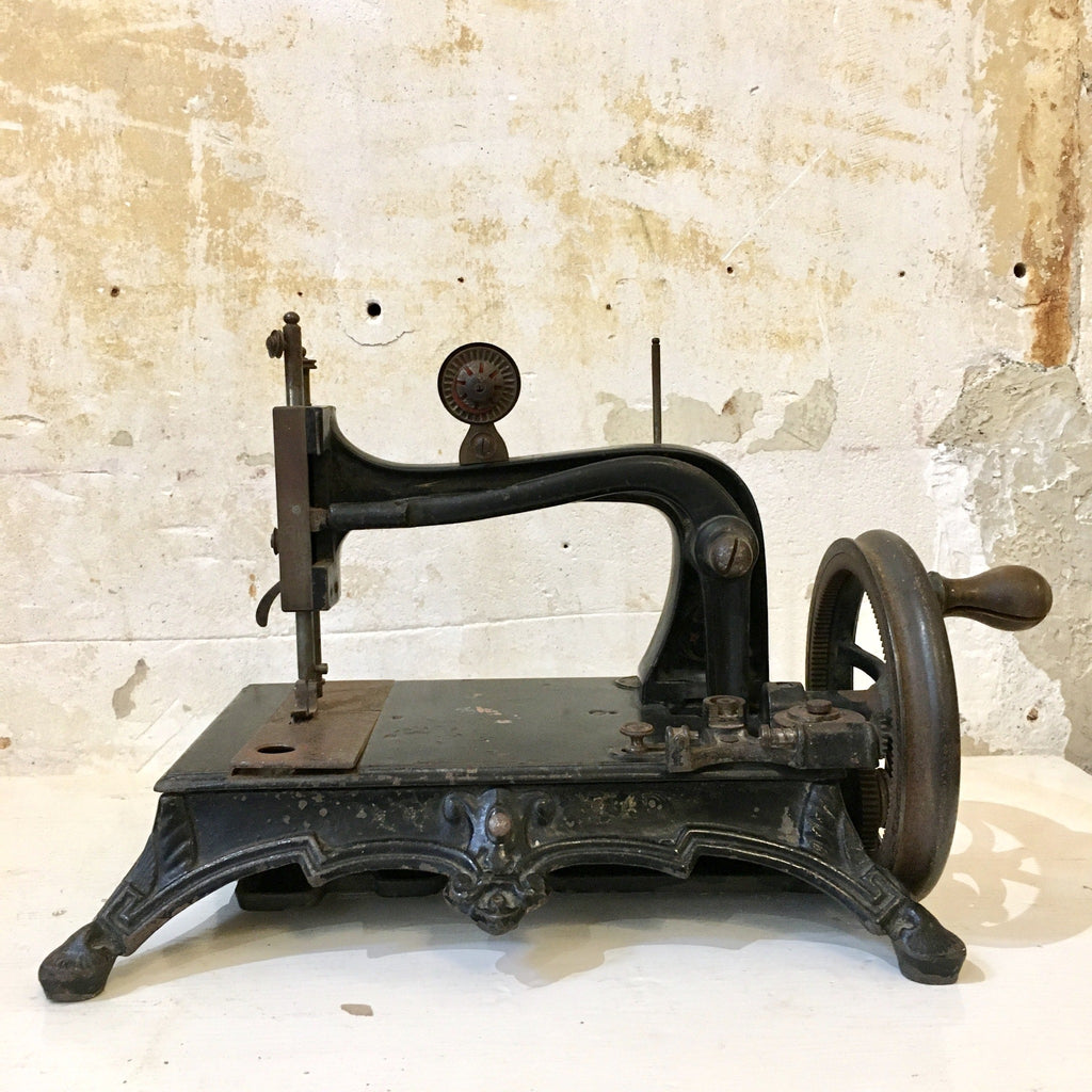 Machine à coudre à manivelle XIXème Howe Maquaire Singer 