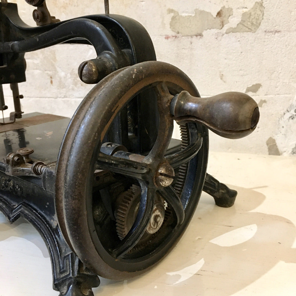 Machine à coudre à manivelle XIXème Howe Maquaire Singer