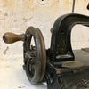 Machine à coudre à manivelle XIXème Howe Maquaire Singer
