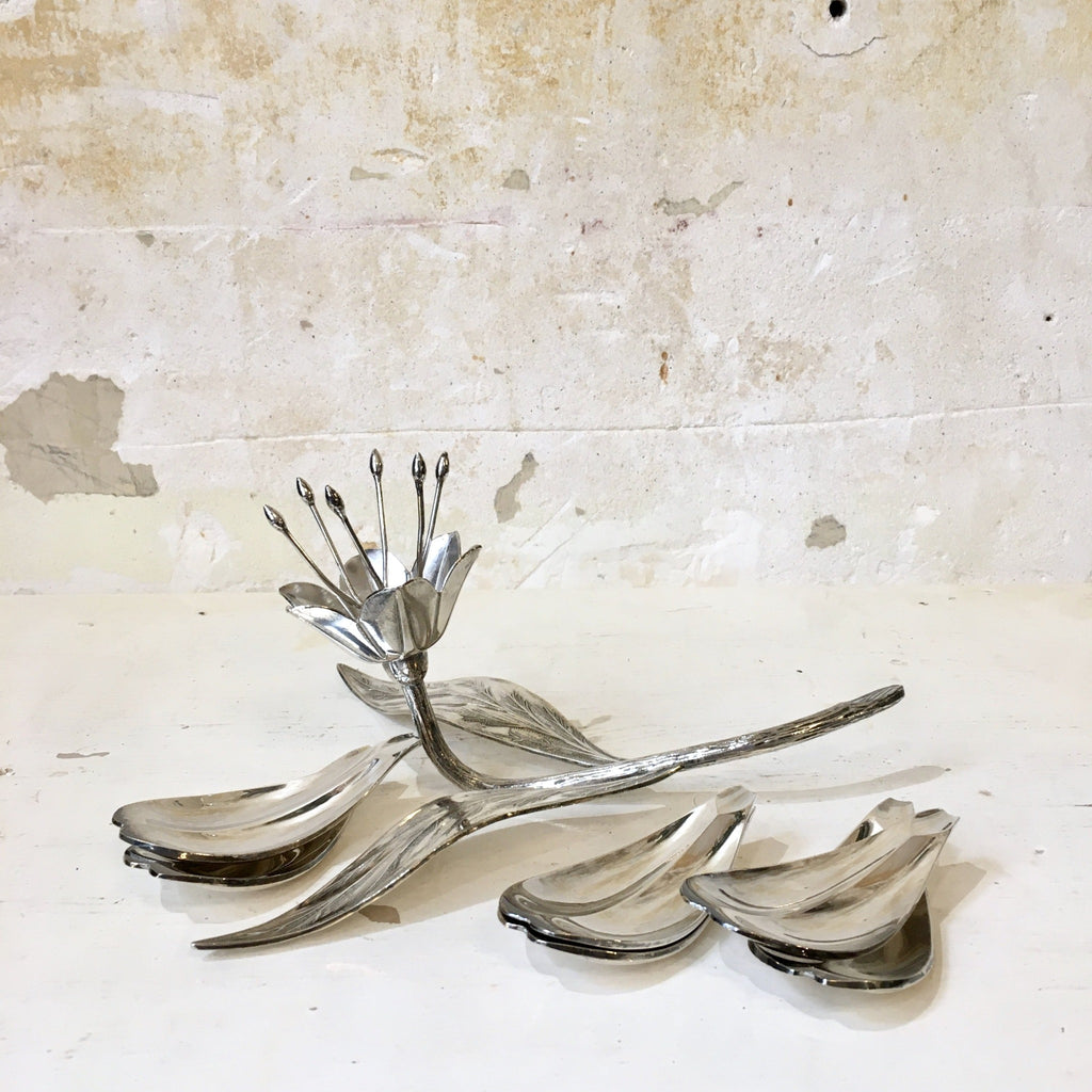 Cendrier fleur en métal argenté années 1960