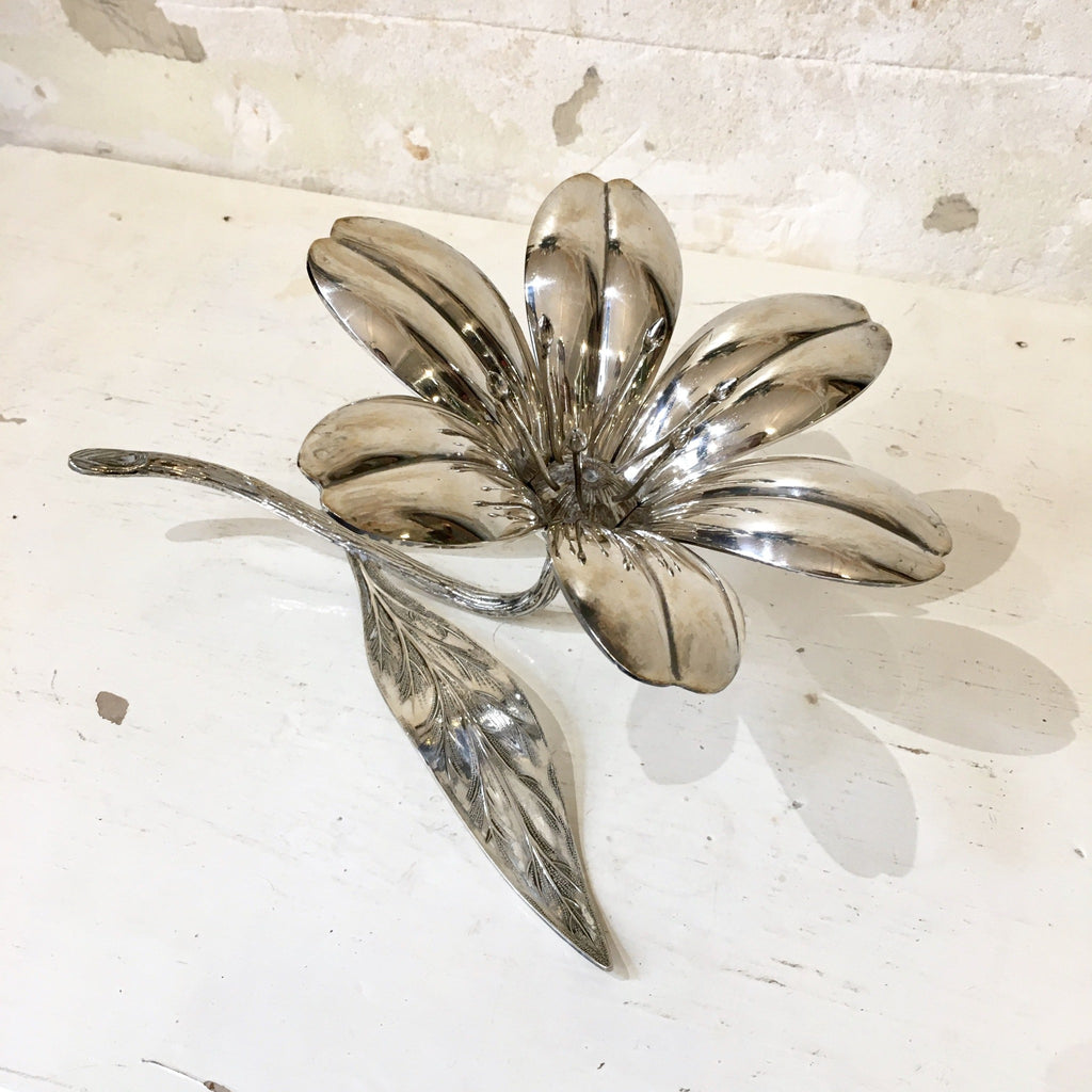 Cendrier fleur en métal argenté années 1960