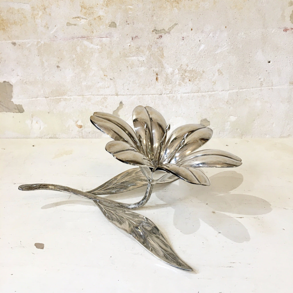 Cendrier fleur en métal argenté années 1960